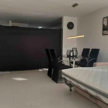 Homestay Messe Airport Elegant